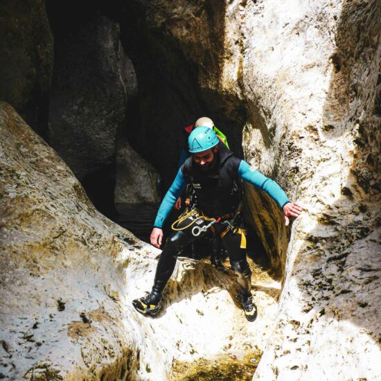 Franchissement d'obstacle sur le parcours canyoning de Pissevieille dans les gorges de l'Ardèche avec Nature Canyon Ardèche